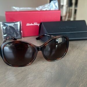 NWT brown 59mm Ferragamo sunglasses
